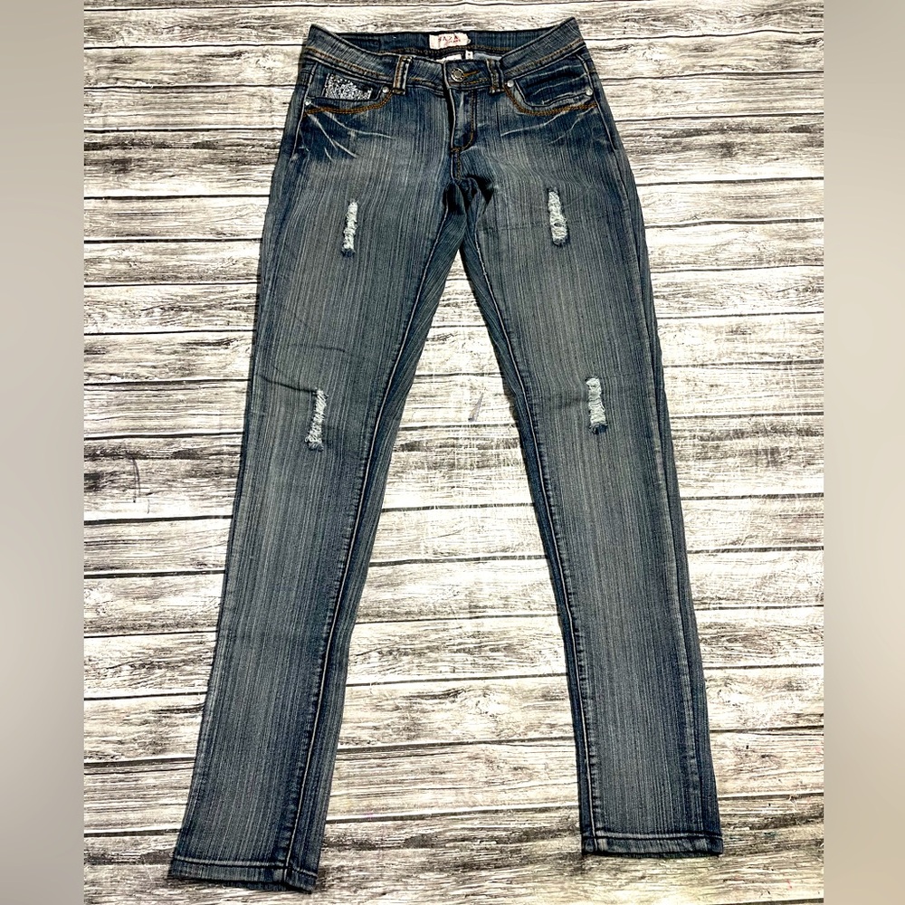 Ladies size 3 (28”W) Saza Jeans relaxed skinny excellent condition
